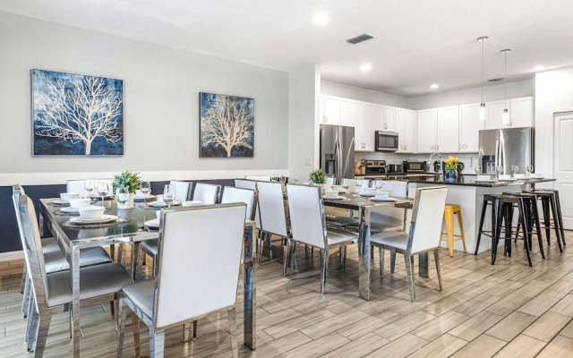 UpstaySpaciousHomePoolHotTubSleeps27