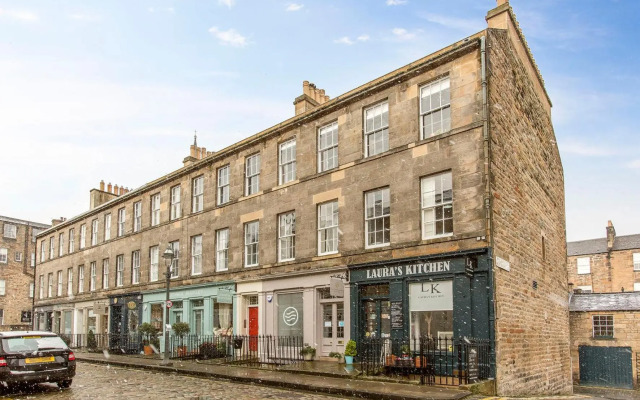 Ultra Modern, West End Village, Refurbished 1 bed