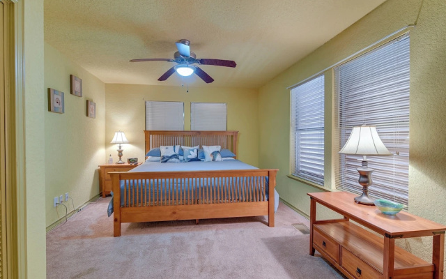 Central Galveston Home < 1 Mi to Beach!