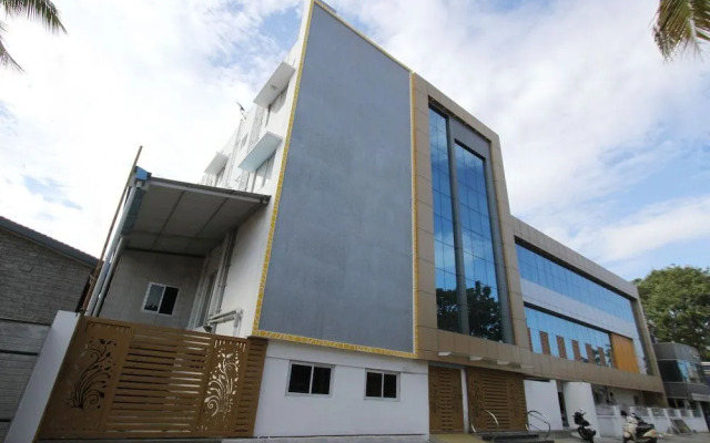 Sri Manis Residency by OYO Rooms