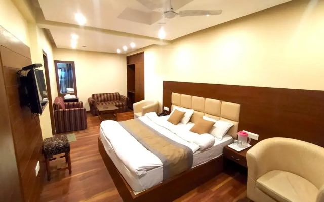 Hotel Samrat | On Mall Road with complimentary Parking