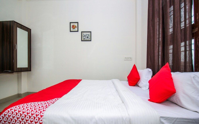 OYO 18272 Hotel Lambodar