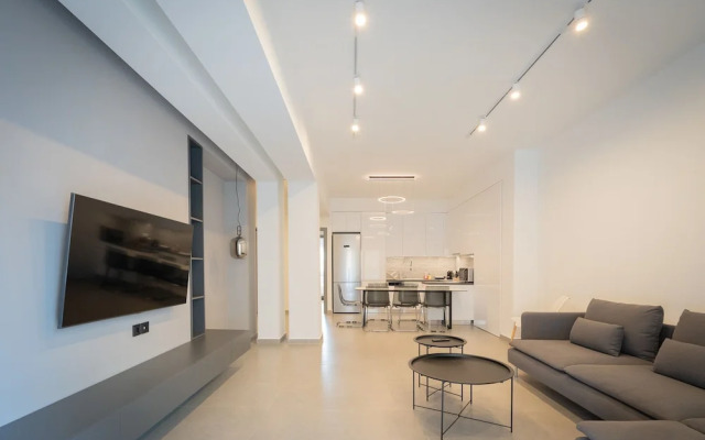 LIV - Luminous Spacious Apartment in Pagrati