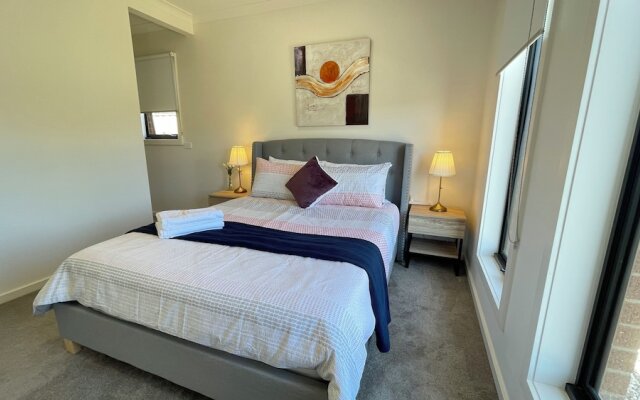 Relax 5 BRM Rental house near Melton