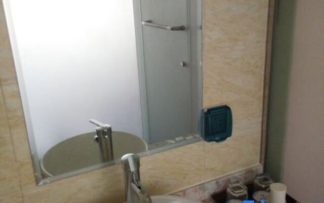 Yunyang Wangzhong Business Hotel