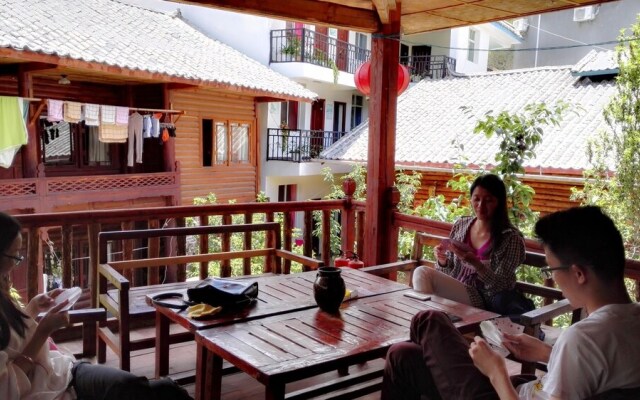 Luguhu Lakeside Apu Guest House
