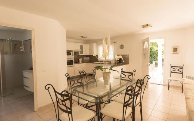 Cozy Holiday Home in Moriani-Plage in Swimming Pool