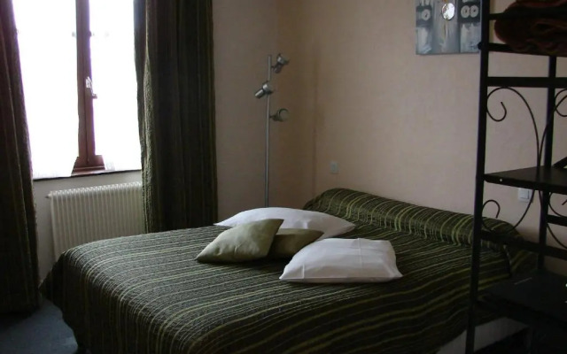 Logis Hôtel Tante Yvonne & son Restaurant semi-gastronomique Lyon Nord