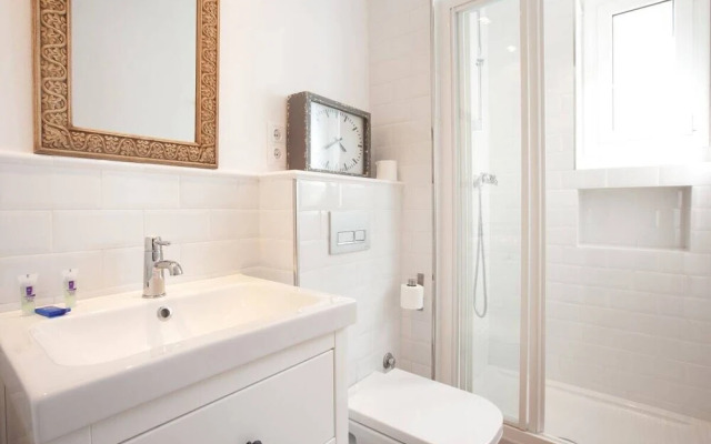 Modern 3 Bedroom Flat With Terrace in Lesseps