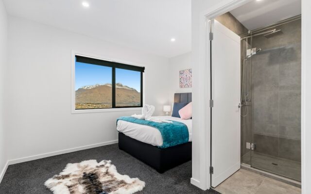 A Luckie Charm - 5-Bedroom Townhouse