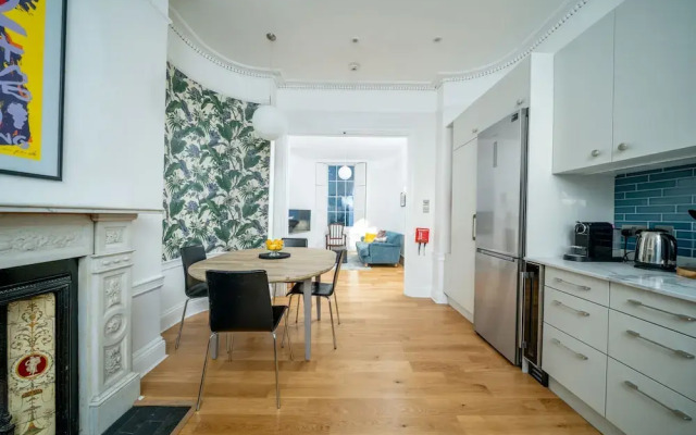 JOIVY Elegant 4 Br House W/Deskspace, Moments From Angel