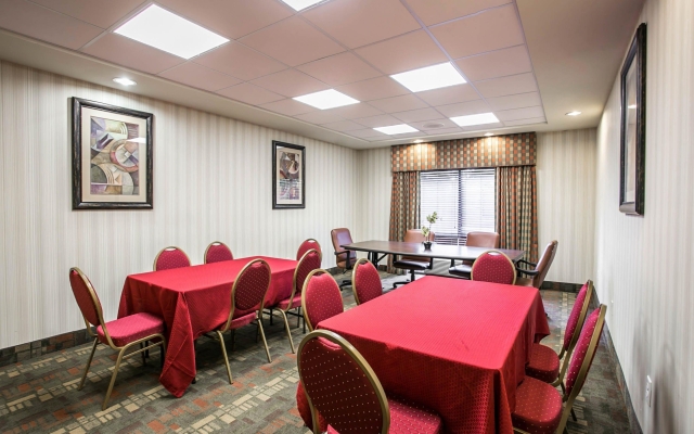 Comfort Inn & Suites Airport Convention Center
