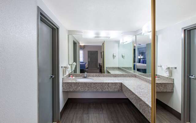 Days Inn & Suites by Wyndham Webster NASA-ClearLake-Houston
