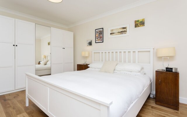 Veeve - 3 bed flat with parking, Walford Road, Stoke Newington