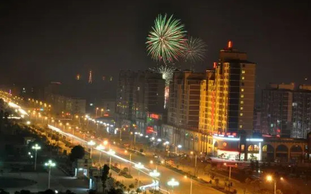Wansheng Garden Hotel (Xinyang Luoshan Xiya Libao Plaza Branch)