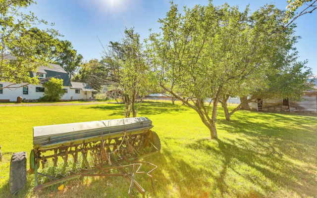 Patio & Mountain Views: Farmhouse in Mancos!
