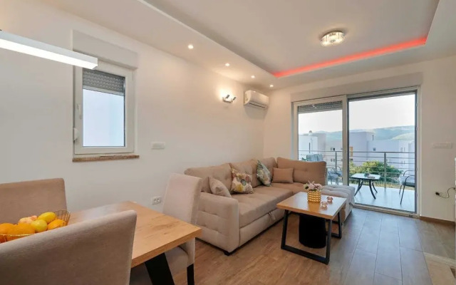 Exclusive Okrug Gornji Apartment With Shared Pool