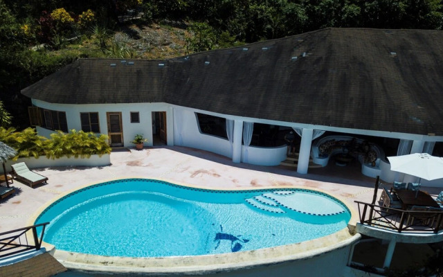 Villa Pina by Hostelsmates