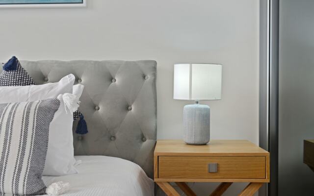 New Contemporary Apartment near Macquarie Centre
