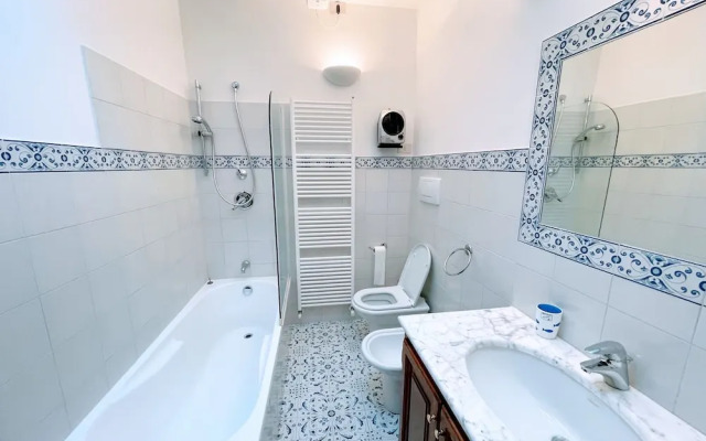 Vicolo - Sleeps 5 With air Con, Wifi, Balcony for Dining and Pool