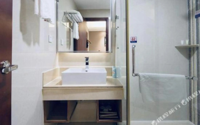 Yuanfeng Hotel (Shenzhen East Railway Station Buji Subway Station)