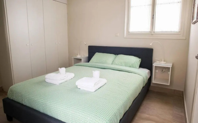 Modern Clean Apartment w h Balcony Near Metro, Athens