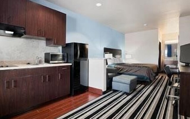 Super 8 by Wyndham Dilley TX