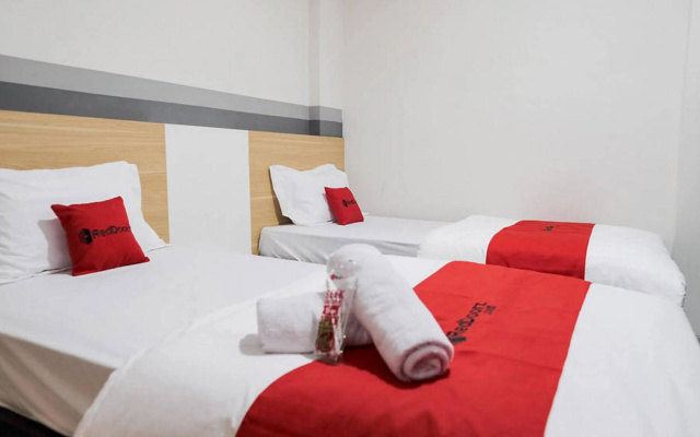 RedDoorz near Mall Taman Anggrek – Guest Rooms – Jakarta