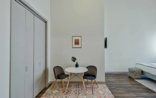 High End Old Town Loft + Pool + Clubhouse
