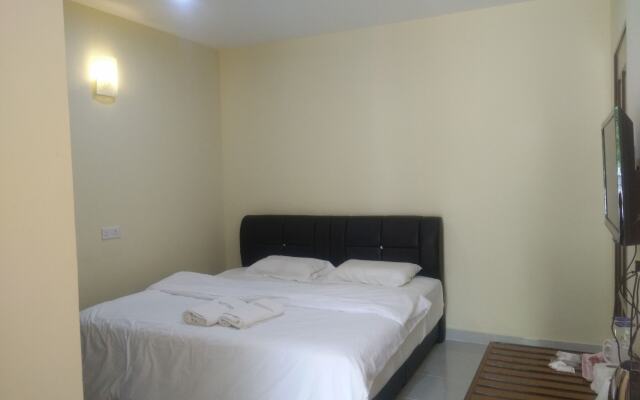 Penarak Bamboo Beach Motel