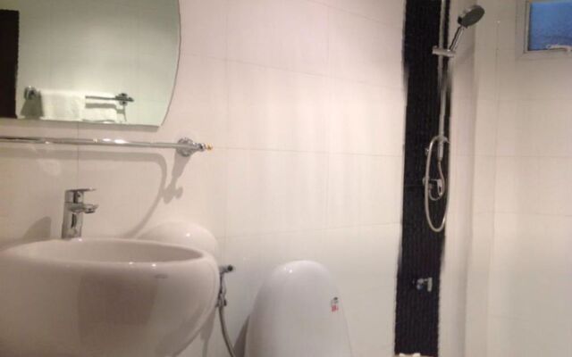 White House Asoke Sukhumvit 18