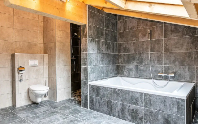 Penthouse with spacious balcony, ski lift 1.5 km away.