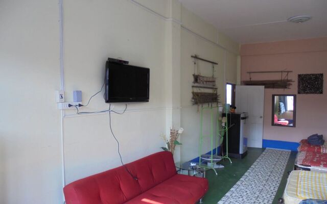 P.S. Guesthouse And Bar
