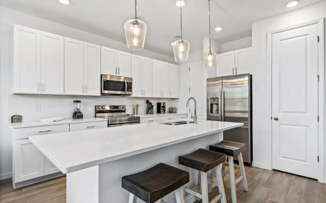 Lovely Townhome Sleeps 8 Eve101