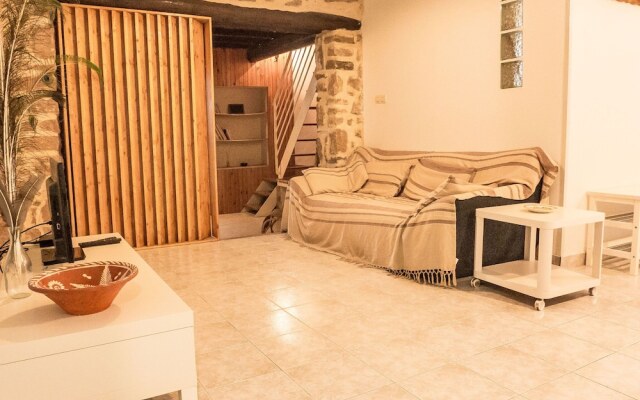 Charming Hunting Lodge near Loupian with garden