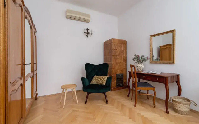 Retro Apartment Cracow Center by Renters