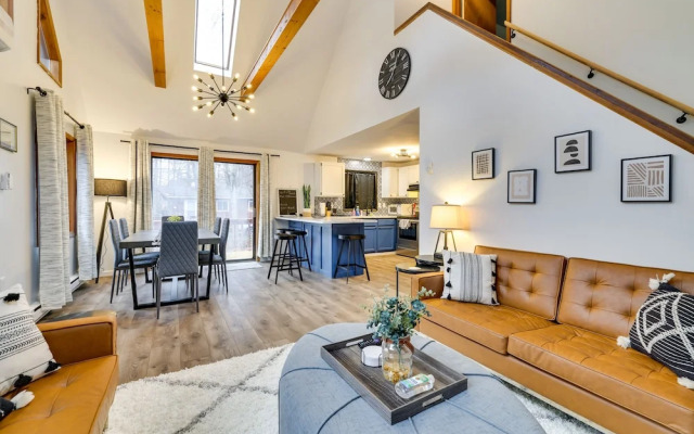 Poconos Chalet With Lake & Pool Access!