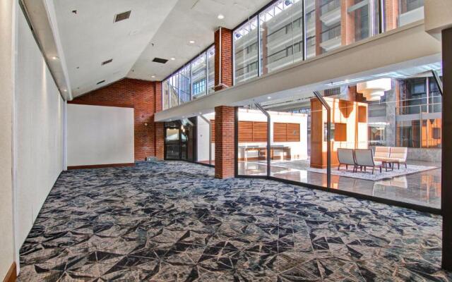 Holiday Inn Oakville Centre by IHG