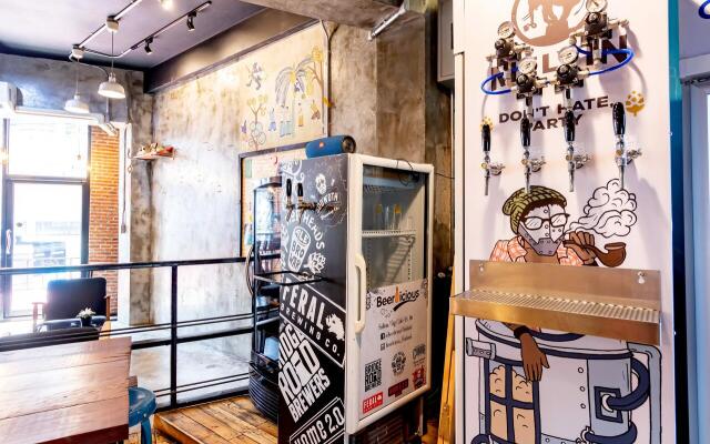 Thonglor Travellers Hostel & Cafe