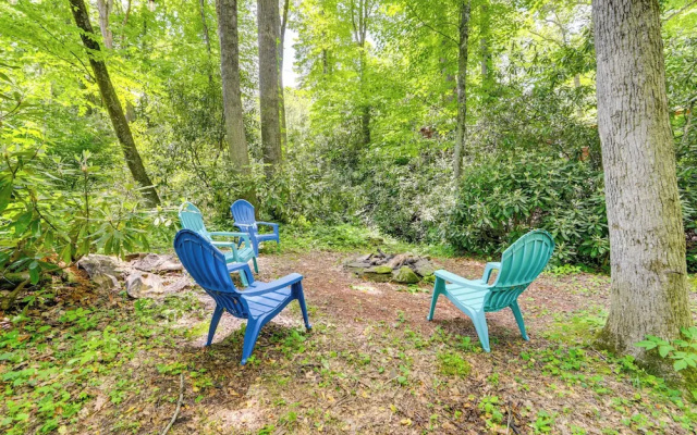 Pet-friendly Creekside Cabin w/ Pool Access!