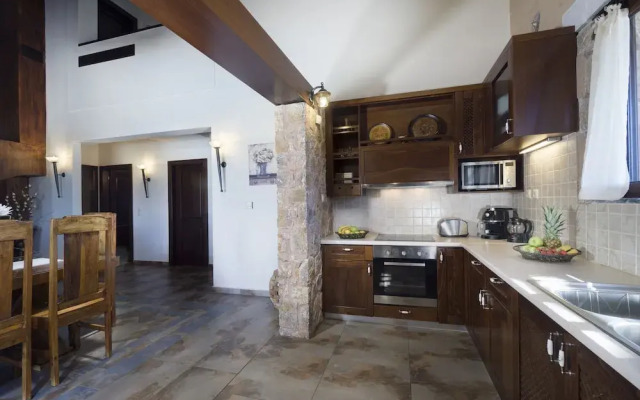 Private Polished Mansion w Private Pool Jacuzzi