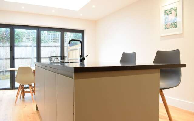 3 Bedroom Garden House in Earlsfield