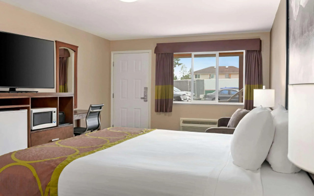 Super 8 by Wyndham Courtenay