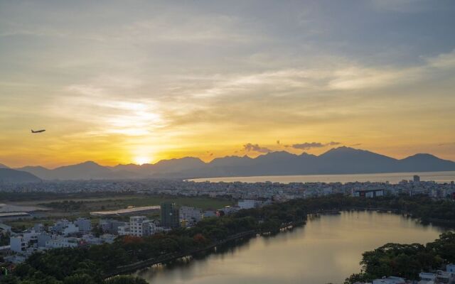 Hom - How Da Nang Airport