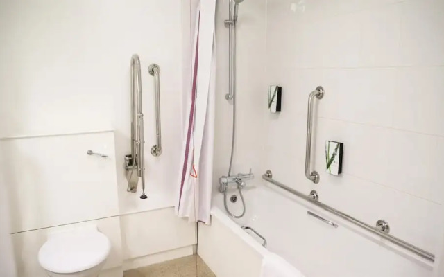 Premier Inn Cheltenham Central West/A40
