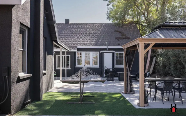 Remodeled 1920s Bungalow & Retro Casita