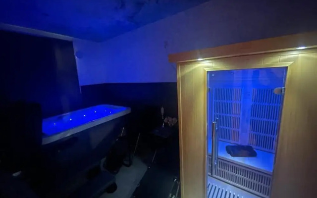 London Luxury Apartments with Jacuzzi Hot tub & Sauna
