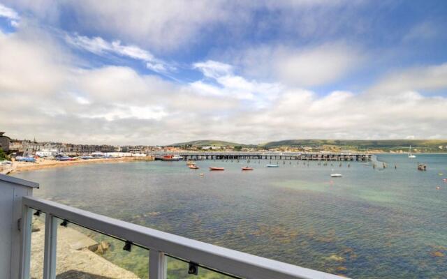 Waters Edge Balcony Apartment