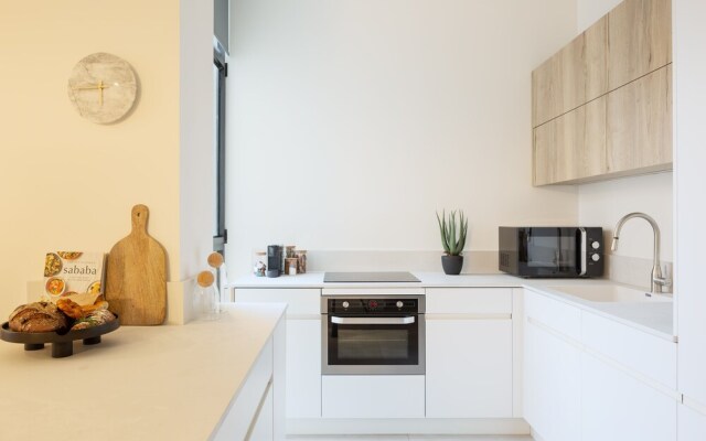 Mr. Louis - By TLV2GO