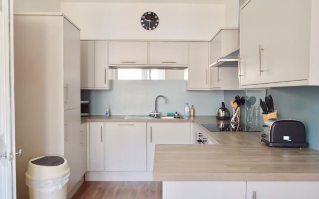Spacious 3 Bedroom West End Flat